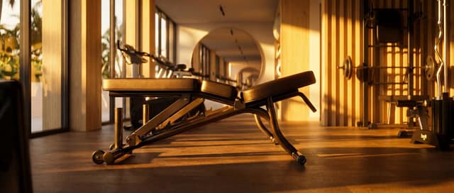 Gimnasio del edificio con iluminación baja